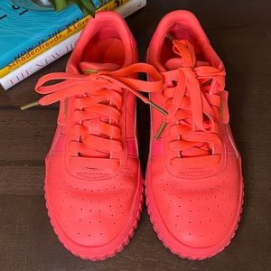 SOLD Women’s PUMA leather fuchsia sneakers.